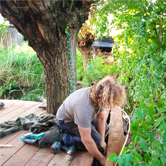 organische vlonder Leimuiden_Huijbers Tuin aanleg hardhouten vlonder door Huijbers Tuinen in Leimuiden