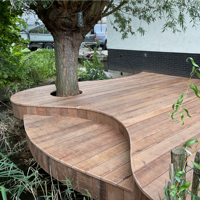 organische vlonder Leimuiden_gereed_Huijbers Tuin organische hardhouten vlonder aangelegd in Leimuiden door Huijbers Tuinen