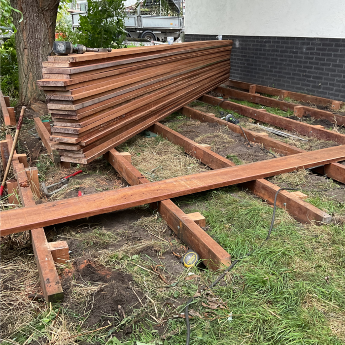 organische vlonder Leimuiden_in aanbouw_Huijbers Tuin aanleg organische hardhouten vlonder door Huijbers Tuinen in Leimuiden