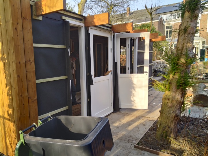 tuinkantoor-aanbouw-2 bouw en constructie tuinkantoor in Leiden door Huijbers Tuinen