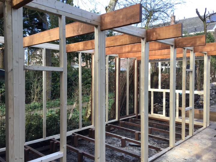 tuinkantoor-aanbouw constructie tuinkantoor in Leiden door Huijbers Tuinen